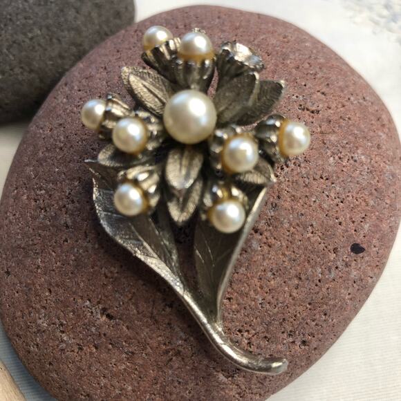 Vintage cluster of Flowers Pearls Silver Signed Brooch Pin - Picture 2 of 8